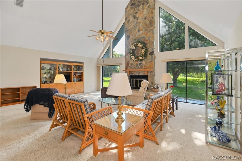 A MUST see... A rare find! This spacious charming 1986-built one - photo 4