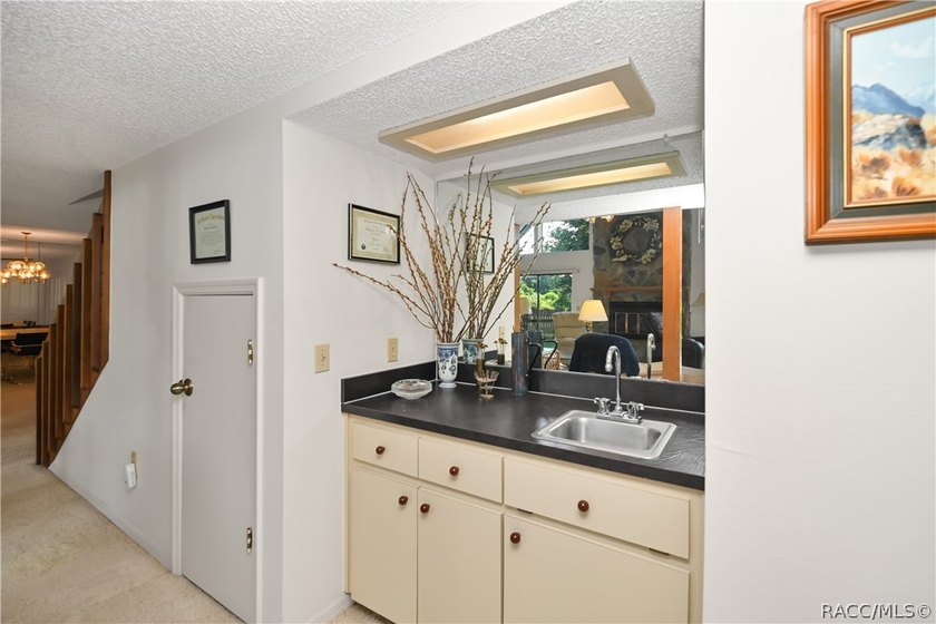 A MUST see... A rare find! This spacious charming 1986-built one - photo 7