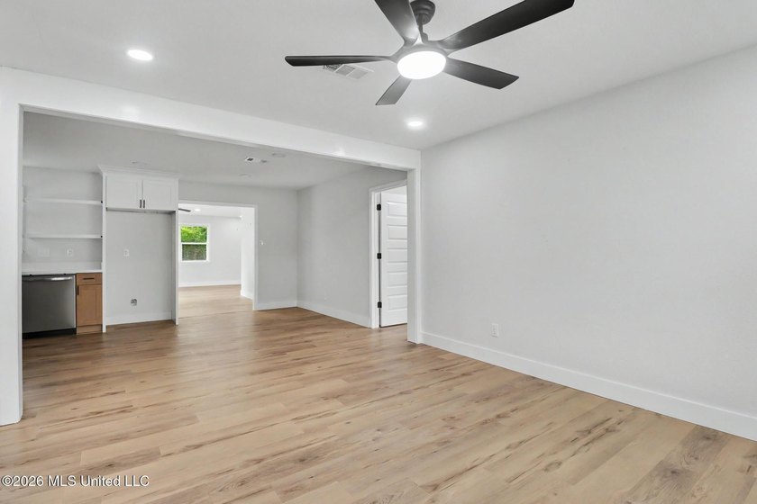 Two Primary Suites! Fully Renovated... loooks and feels - photo 6