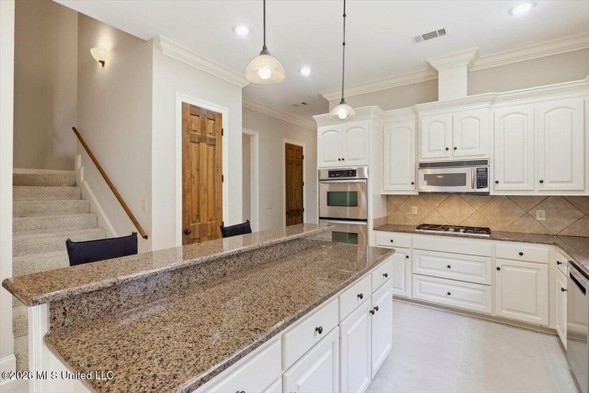 Welcome to this beautiful French Acadian home in the prestigious - photo 10