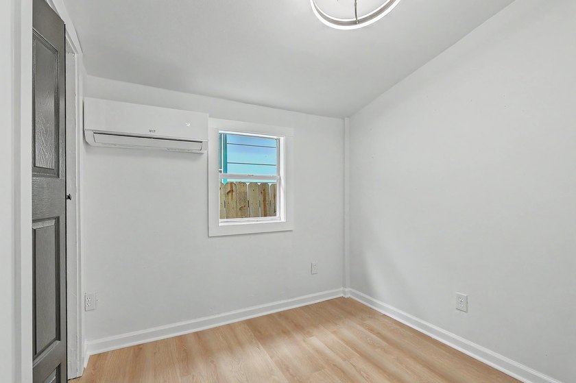 Fully renovated Charleston Cottage. Close to everything in - photo 11