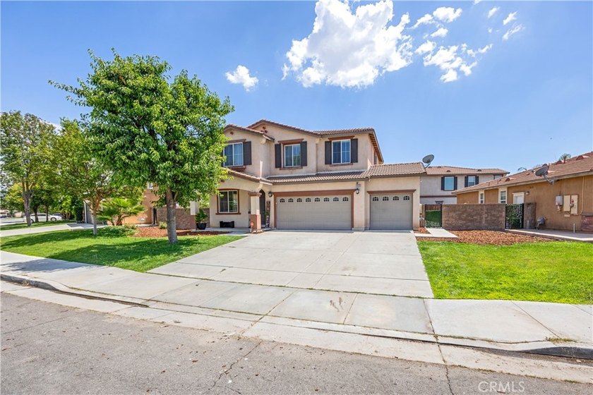 Welcome to the highly sought-after Menifee Lakes community in - photo 2