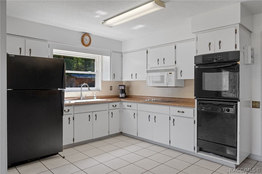 Nestled on approximately 1.6 acres in Homosassa, this charming - photo 7