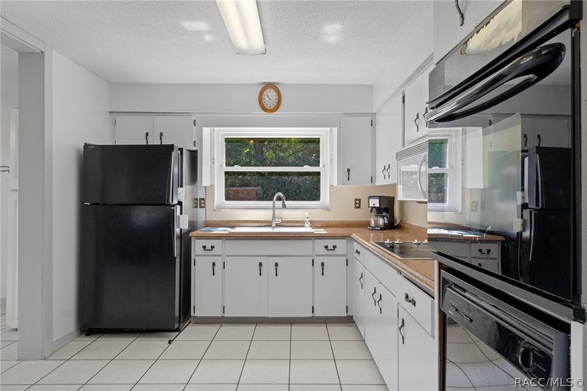 Nestled on approximately 1.6 acres in Homosassa, this charming - photo 8