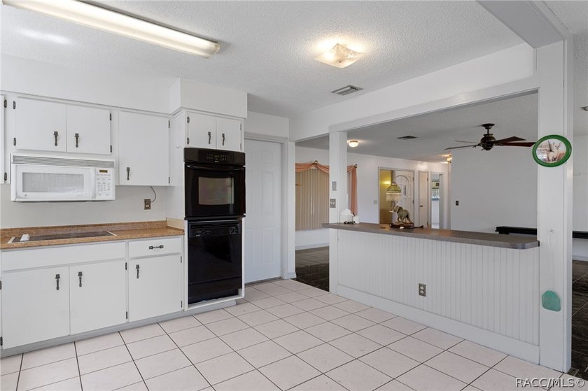 Nestled on approximately 1.6 acres in Homosassa, this charming - photo 9
