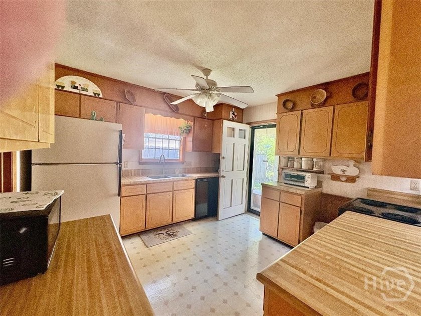 Over 2,500 sq feet on the island at a fantastic price. The - photo 5