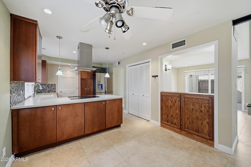 Welcome to your new home! This desirable end-unit townhome - photo 5