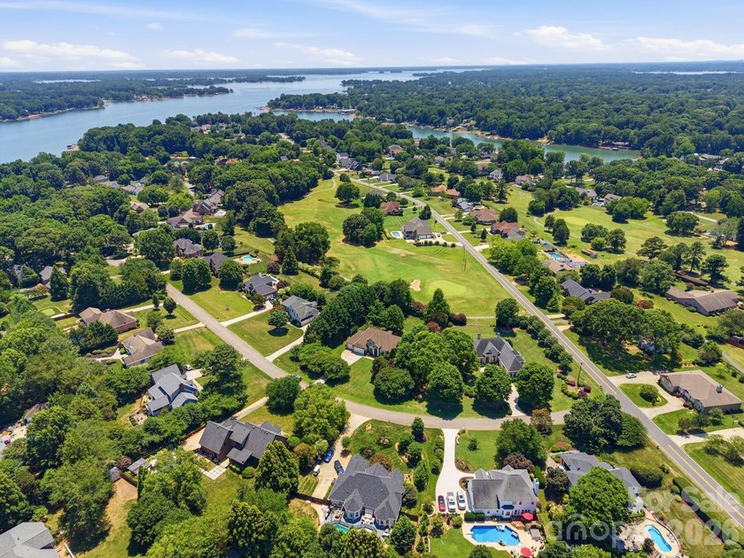 This meticulously maintained home on the 13th hole of Lake - photo 47