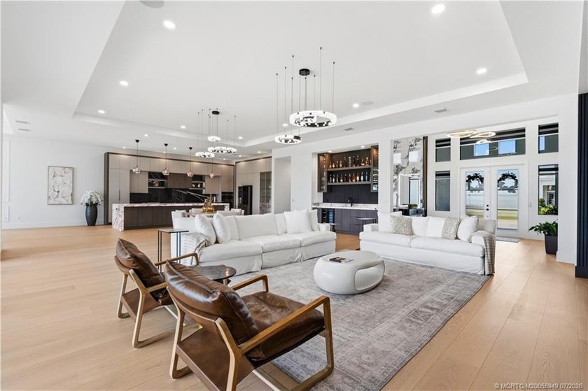 2025 built &amp; elevated in every detail, this Zara model at Astor - photo 10