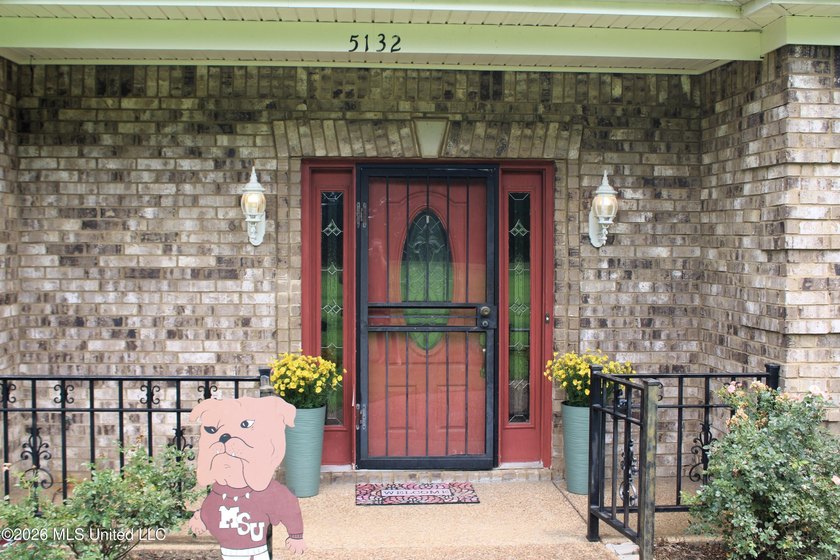 Located in South DeSoto Estates on 1.52 acres in the - photo 2