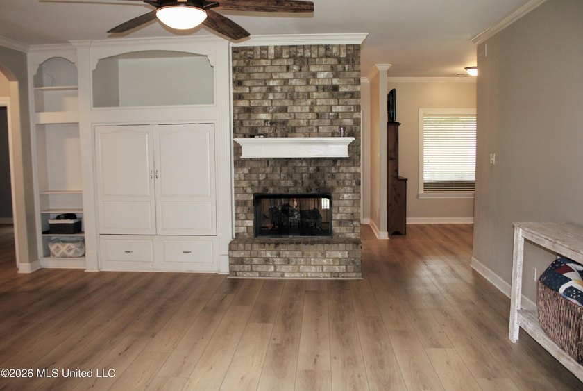 Located in South DeSoto Estates on 1.52 acres in the - photo 4