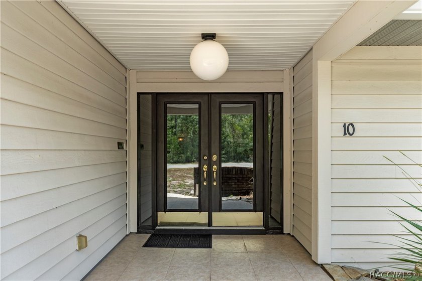 Spacious pool home on an oversized 0.55-acre corner lot in - photo 4