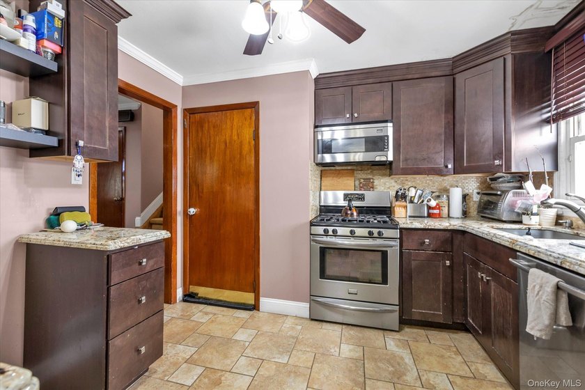 Welcome to this three-bedroom, two-bath split-level home - photo 6