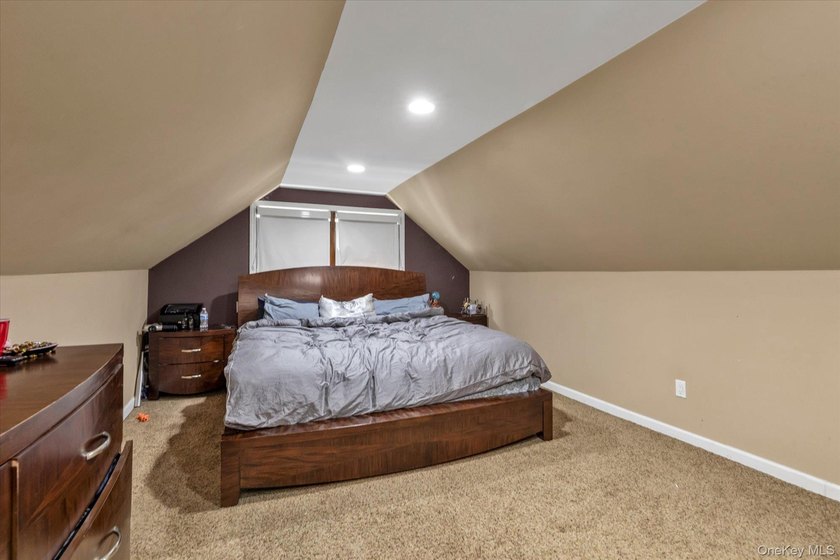 Welcome to this three-bedroom, two-bath split-level home - photo 9