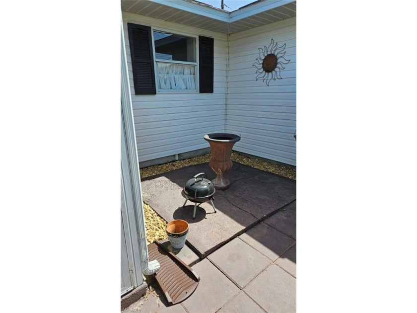 Priced to sell! Charming 3 br 2 ba with one car garage that's - photo 18