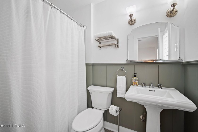 Located in Pigeon Point, this thoughtfully renovated 3-bedroom - photo 20