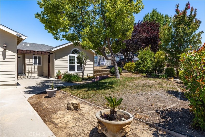 Welcome to this beautifully appointed, solar-owned 3-bedroom - photo 2