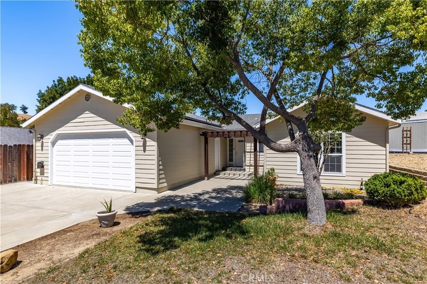 Welcome to this beautifully appointed, solar-owned 3-bedroom - photo 4