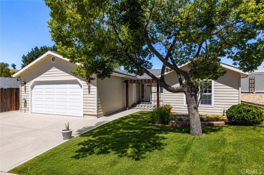 Welcome to this beautifully appointed, solar-owned 3-bedroom - photo 5