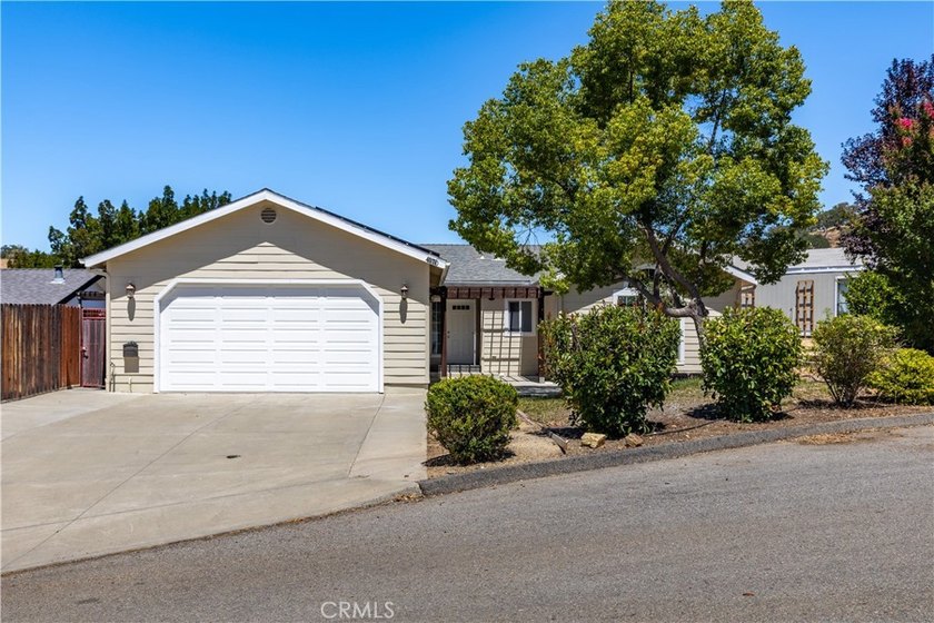 Welcome to this beautifully appointed, solar-owned 3-bedroom - photo 6