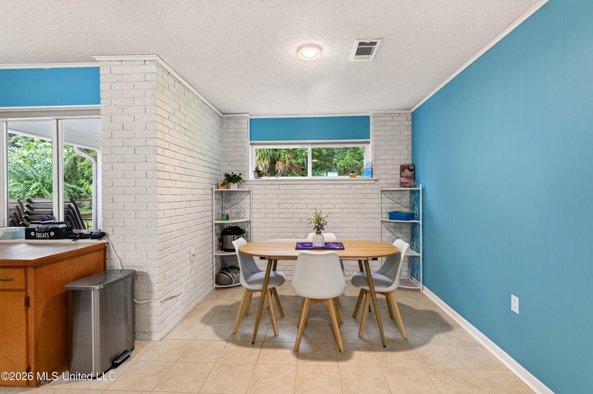 Welcome home to this charming property that's full of character - photo 10