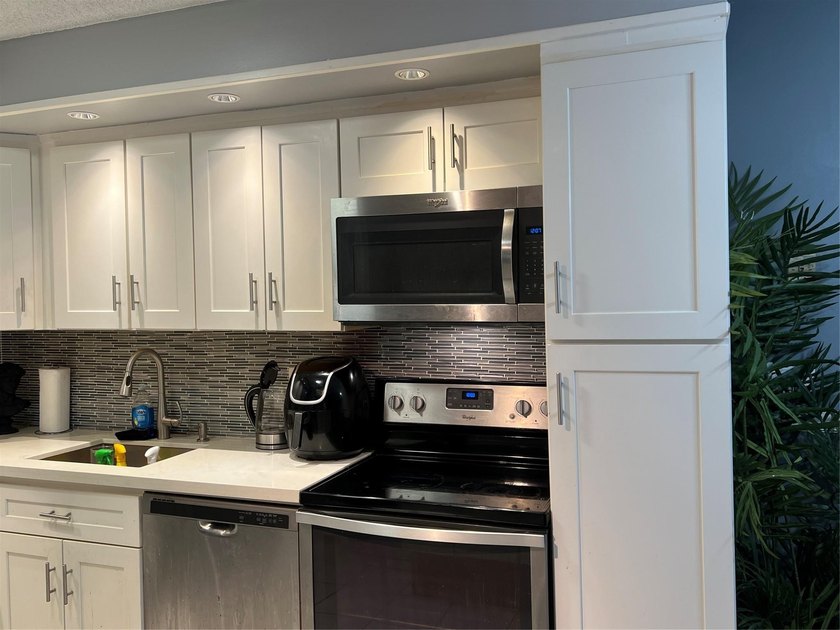 THIS COMFORTABLE 2 BEDROOM 2 BATHROOM HOME HAS A TASTEFULLY - photo 2
