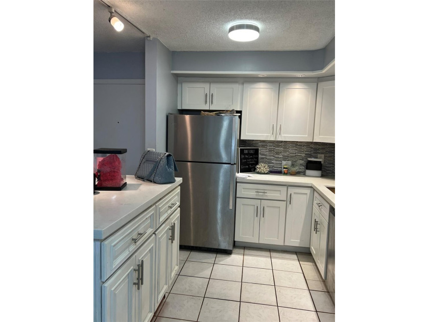 THIS COMFORTABLE 2 BEDROOM 2 BATHROOM HOME HAS A TASTEFULLY - photo 3