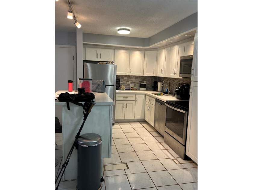 THIS COMFORTABLE 2 BEDROOM 2 BATHROOM HOME HAS A TASTEFULLY - photo 4