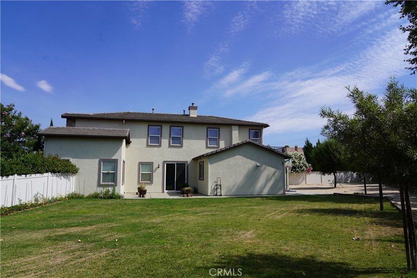 Welcome to 35940 Trevino Trail, where comfort, space, and - photo 6