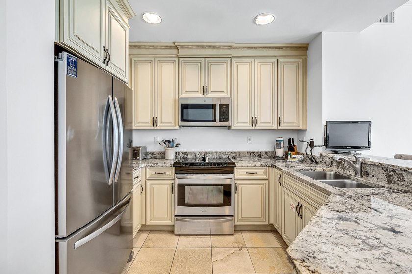 Empress 704 offers a distinctive design, breathtaking Gulf and - photo 11