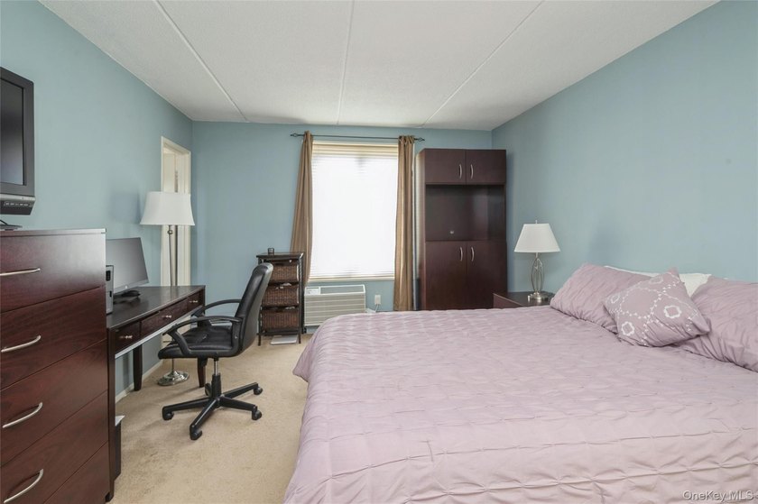Beautifully maintained and move in ready. 2 bedroom, 2 full bath - photo 11