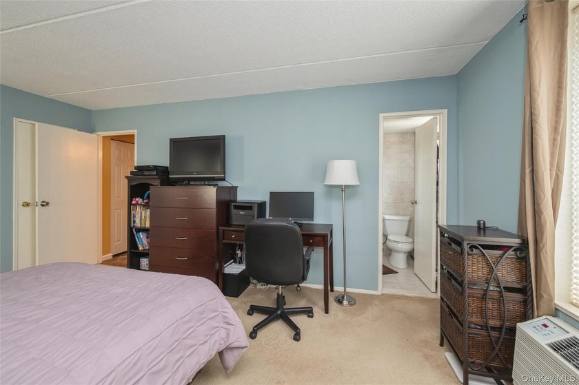 Beautifully maintained and move in ready. 2 bedroom, 2 full bath - photo 12