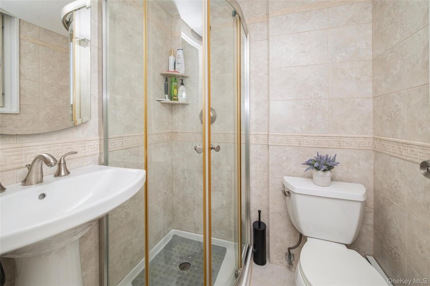 Beautifully maintained and move in ready. 2 bedroom, 2 full bath - photo 15