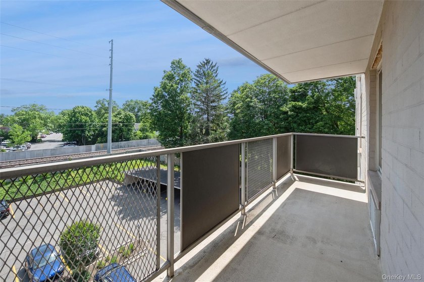 Beautifully maintained and move in ready. 2 bedroom, 2 full bath - photo 17
