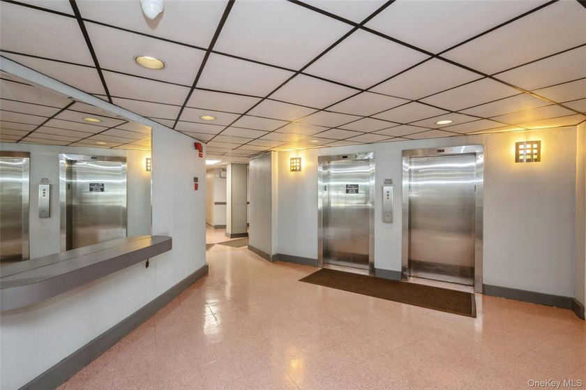 Beautifully maintained and move in ready. 2 bedroom, 2 full bath - photo 18