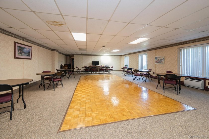Beautifully maintained and move in ready. 2 bedroom, 2 full bath - photo 20