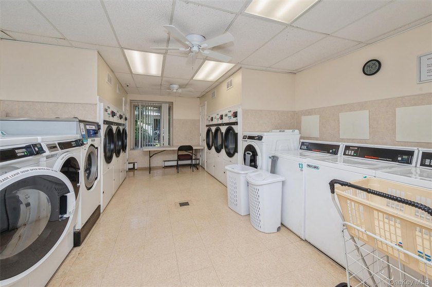 Beautifully maintained and move in ready. 2 bedroom, 2 full bath - photo 21