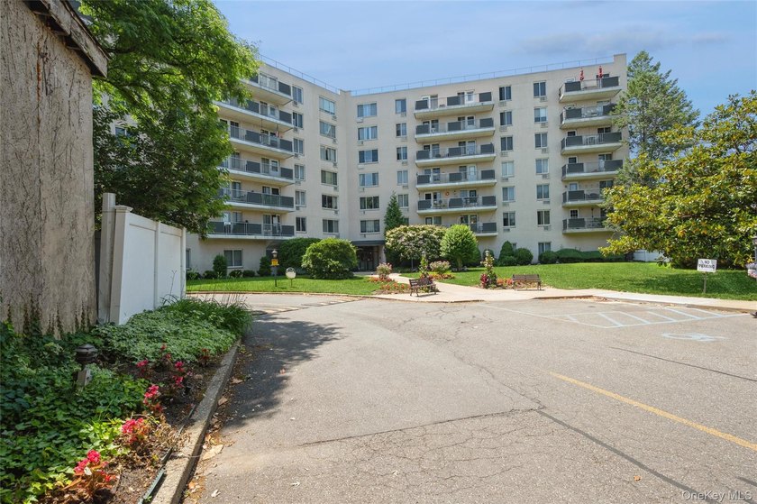 Beautifully maintained and move in ready. 2 bedroom, 2 full bath - photo 23