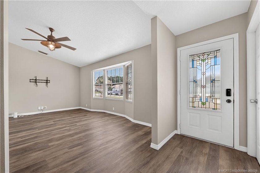 Check out this fantastic starter home or investment opportunity - photo 2