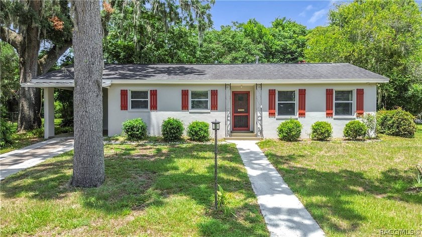 Charming 1953 Inverness home with City Convenience! Discover the - photo 4
