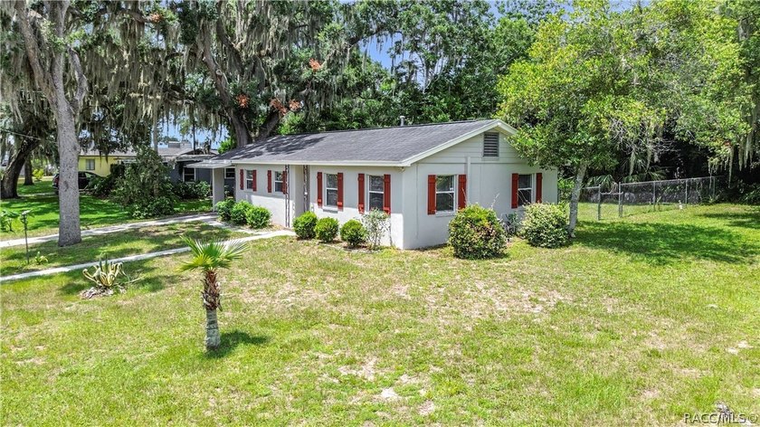 Charming 1953 Inverness home with City Convenience! Discover the - photo 7