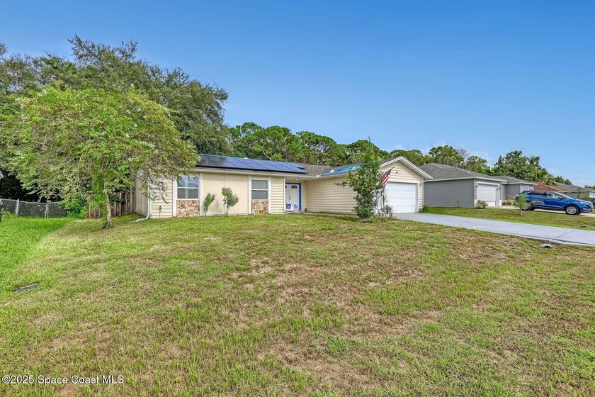 Discover this beautifully well maintained 3-bedroom, 2-bathroom - photo 2