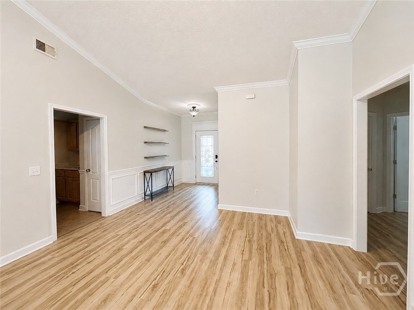 Welcome to 140 Colonial Drive! This beautifully maintained 4 - photo 3