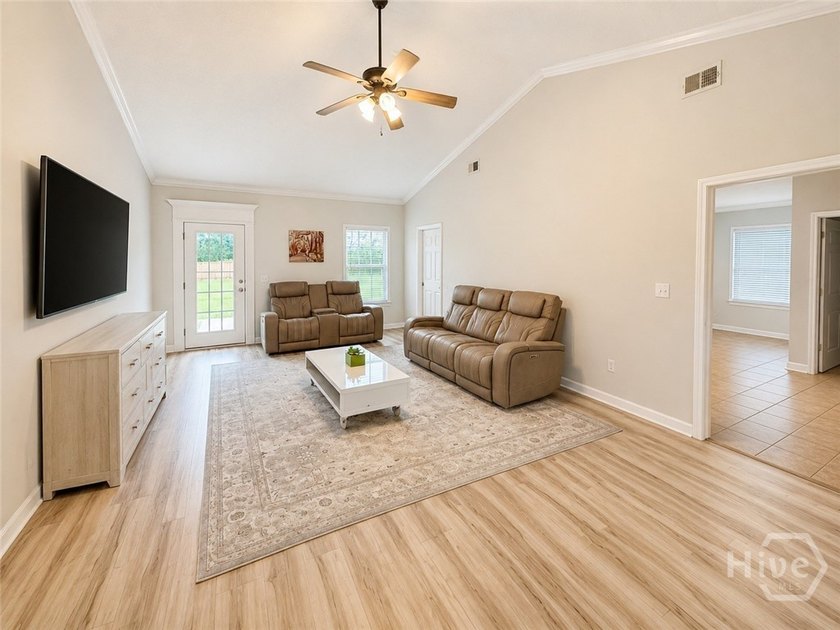 Welcome to 140 Colonial Drive! This beautifully maintained 4 - photo 4