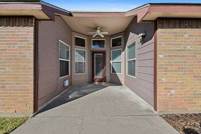 Two Bedroom PLUS a Study! Pristine home and a wonderful floor - photo 33