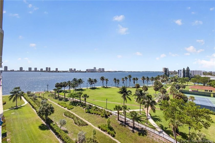Enjoy breathtaking million-dollar Intracoastal and park views - photo 4