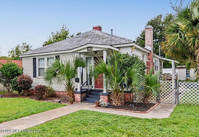 Adorable cozy bungalow in the heart of Biloxi. It's steps away - photo 2