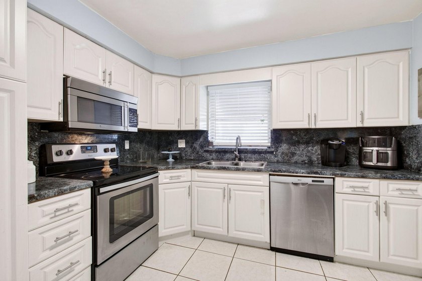 Nestled in the heart of College Park, this charming 2 bedroom, 2 - photo 12