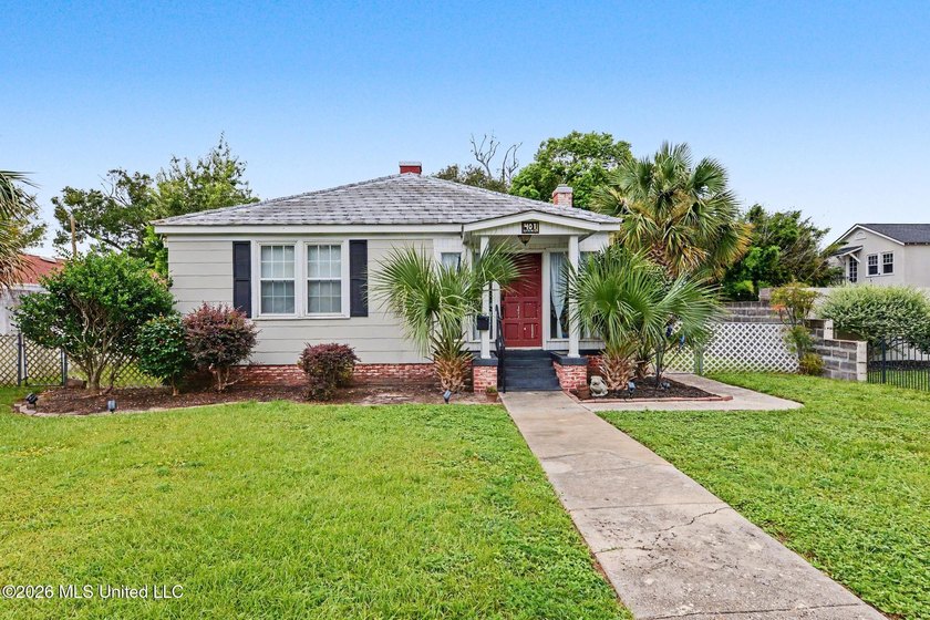 Adorable cozy bungalow in the heart of Biloxi. It's steps away - photo 3