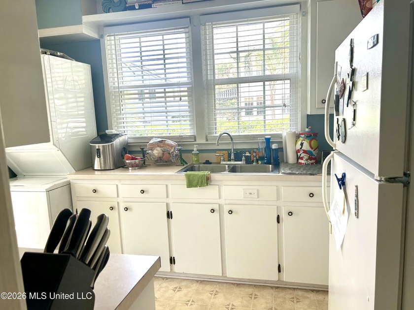 Adorable cozy bungalow in the heart of Biloxi. It's steps away - photo 9